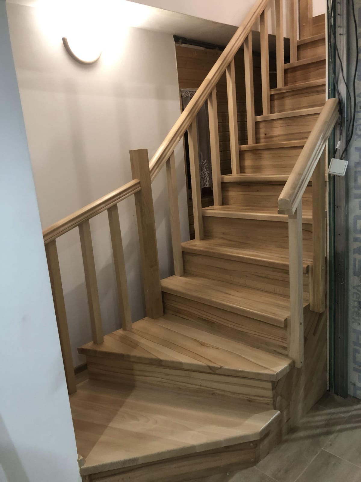 Montáž jasanové schodiště 